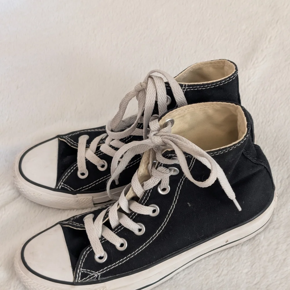 Great Condition: Converse Chuck Taylor All Star Women 6/Men 4